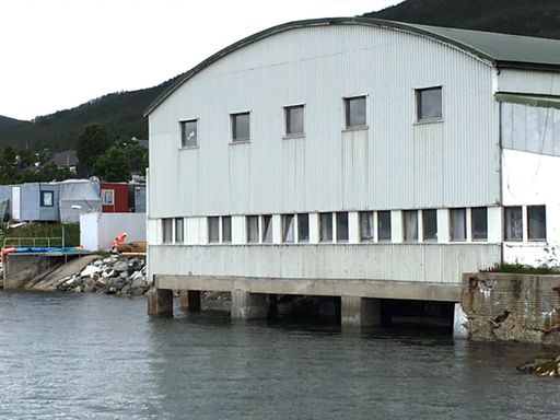 Bygg på betongsøyler i sjøen