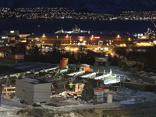 BIlde av arbeid på fundament til sykehus i mørket