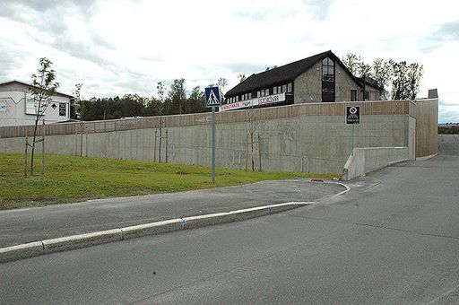 Tregjerde kombinert med betongvegg