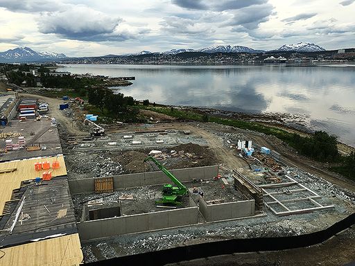 Arbeide med fundament ved innsjø